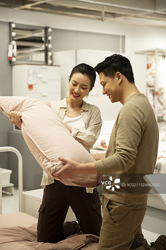 青年情侣逛家居商店购物图片素材