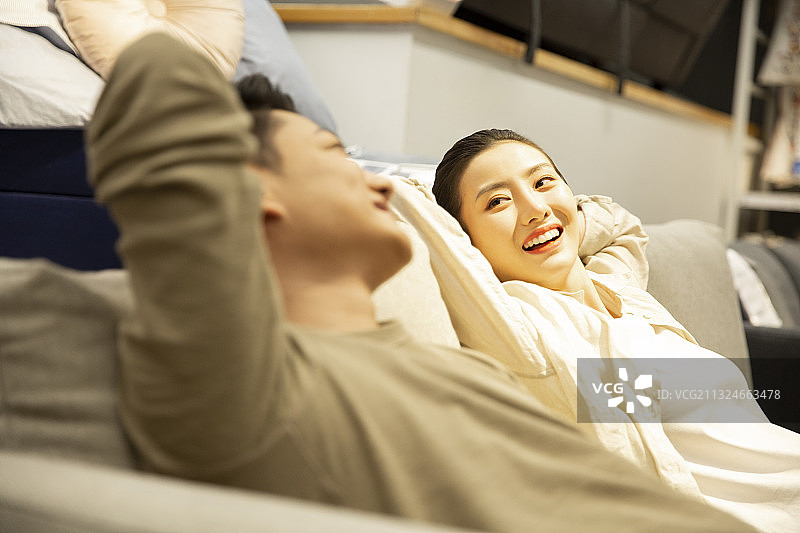 青年情侣在家具市场购物选购沙发图片素材
