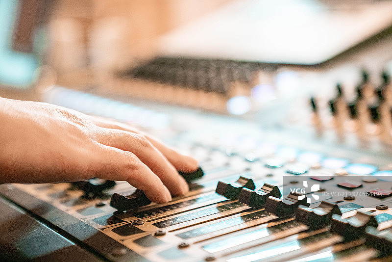 一只手在控制调音台图片素材