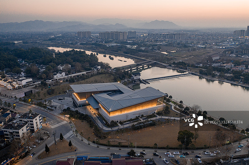 航拍龙游博物馆与灵山江夜景图片素材