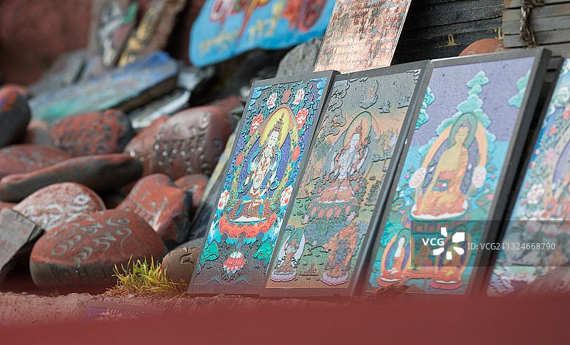 藏传佛教寺院玛尼堆佛像图片素材