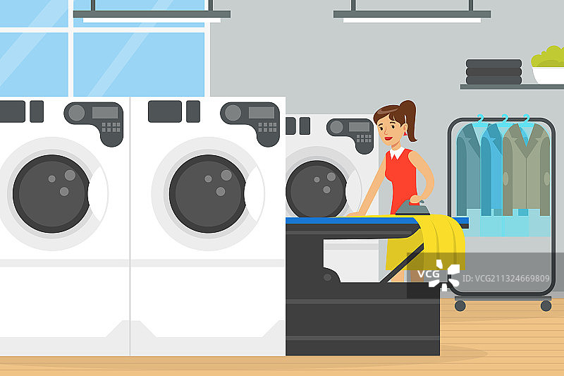 年轻女人在熨衣板上熨烫衣服图片素材