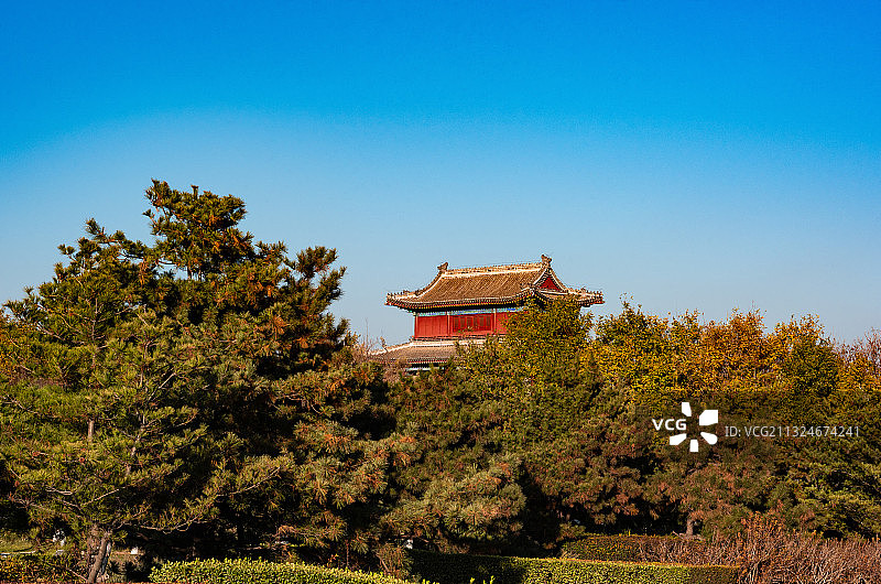 秋天，松林掩映下的宛平城西城楼图片素材