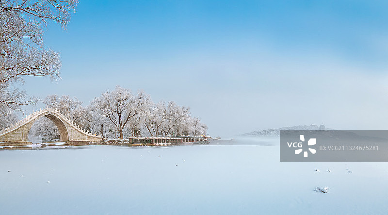 雪后颐和园晨雾笼罩昆明湖上图片素材