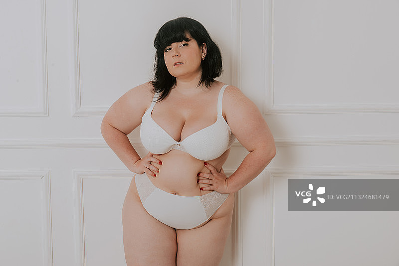 为身体接纳理念摆姿势的胖女人图片素材