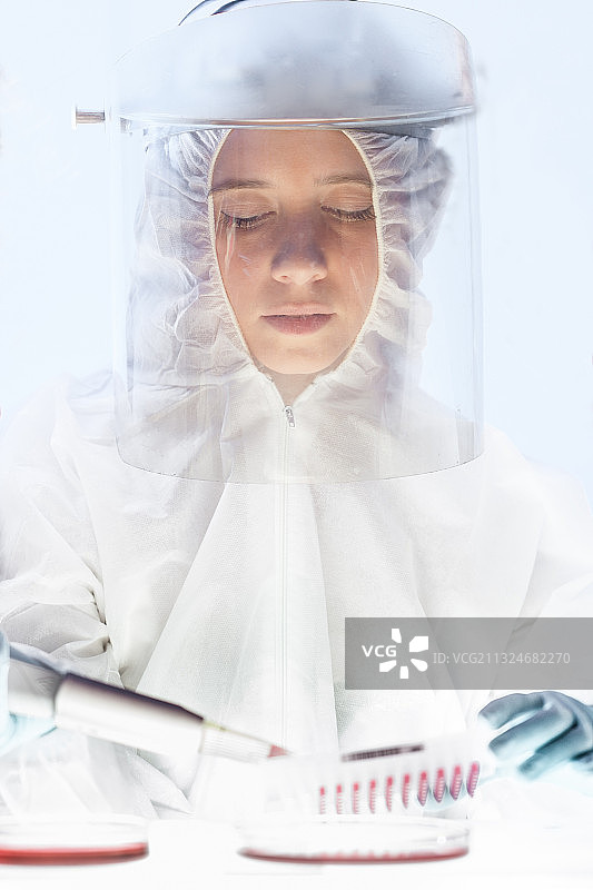 女科学家从事冠状病毒疫苗的研发工作图片素材