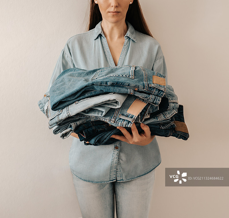 手持可回收服装的女性，快时尚概念，俄罗斯图片素材