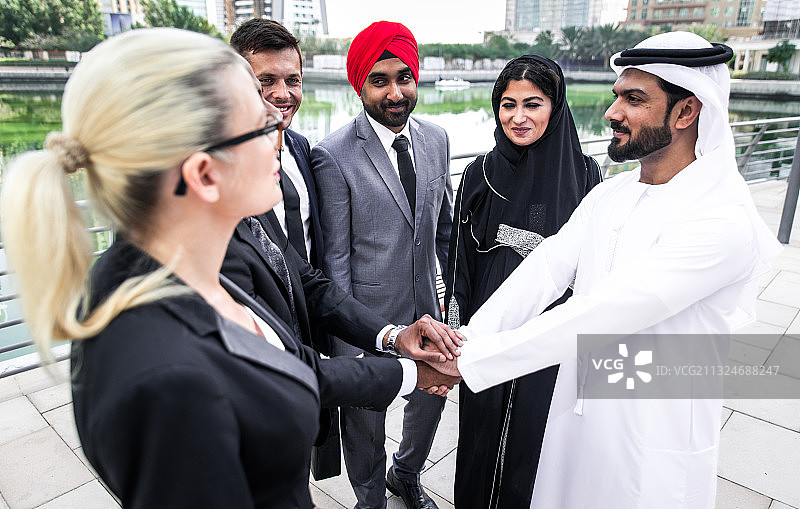 商务人士在人行道上叠手图片素材