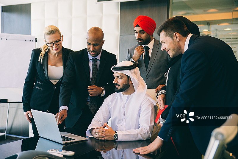 在办公室站立讨论的商务人士图片素材