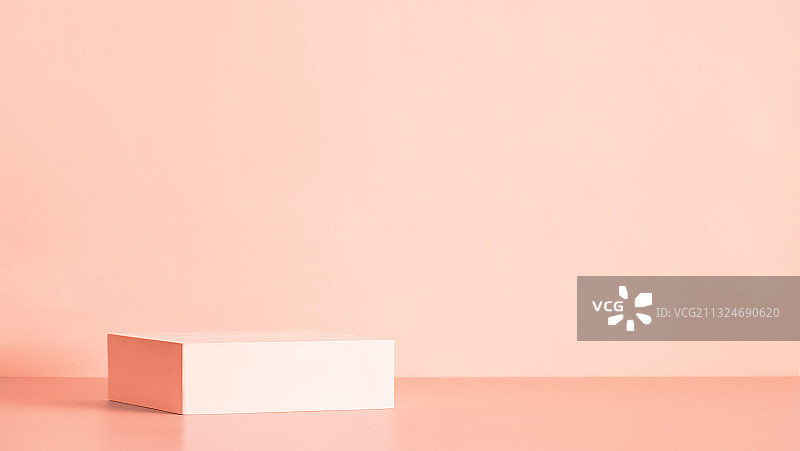 珊瑚色背景上的浅色领奖台图片素材
