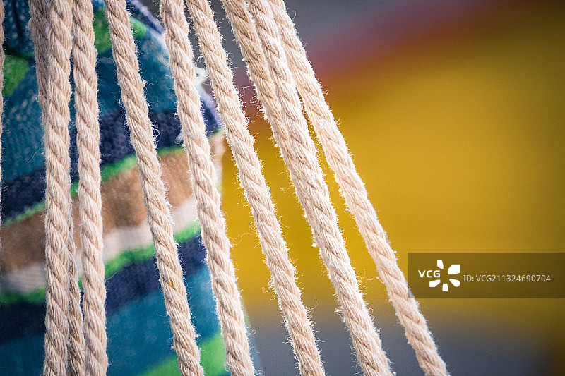 户外悬挂的绳索特写图片素材