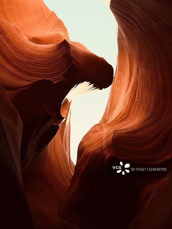 美国羚羊峡谷岩层仰视角度景观图片素材