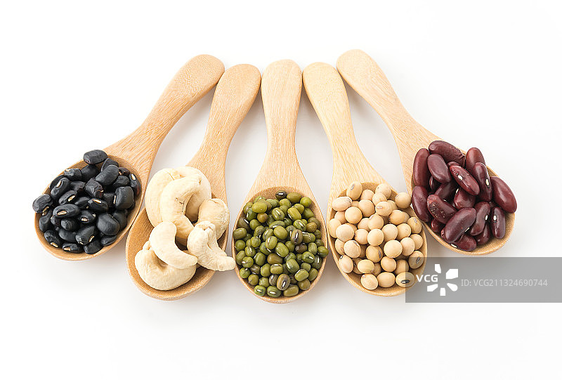 白色背景下勺子里的各种豆类特写图片素材