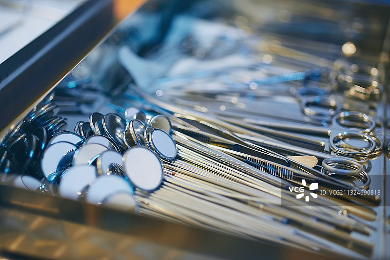 桌子上牙科设备的高角度视图图片素材