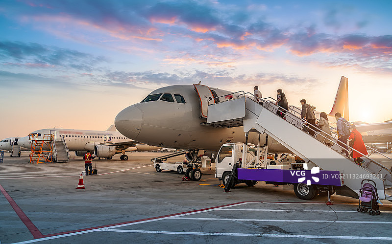 机场航站楼停机坪客机图片素材