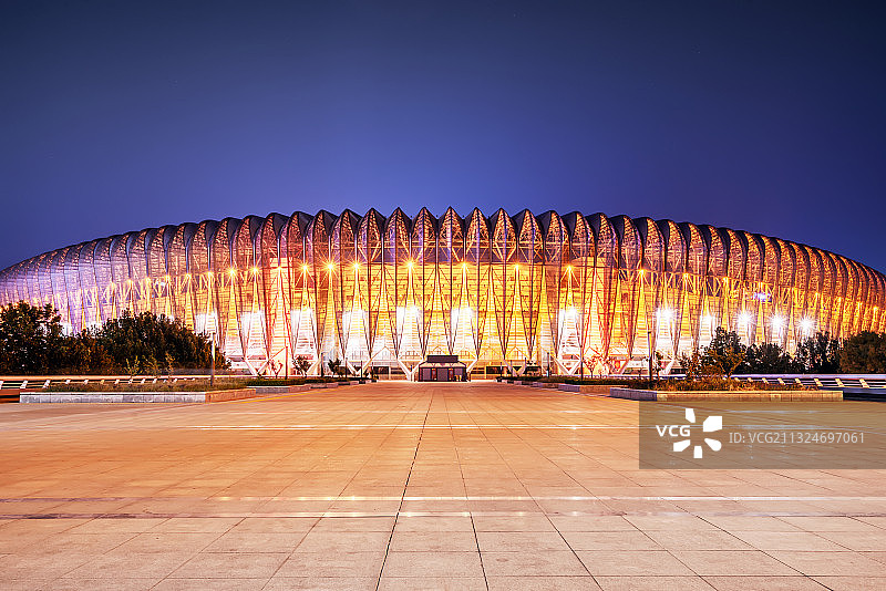 济南奥体中心现代建筑夜色图片素材