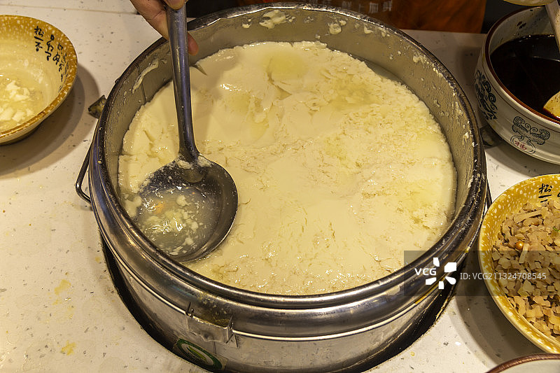 重庆市八一好吃街小吃：油茶鸡丝豆腐脑图片素材