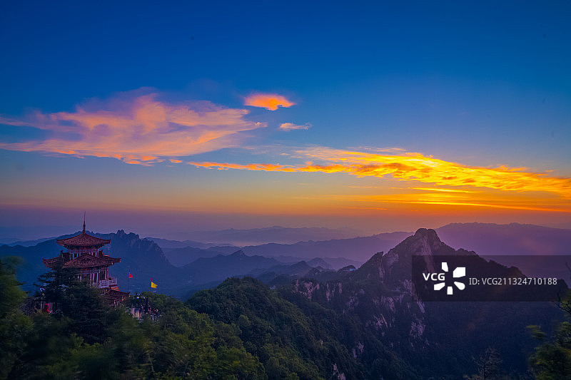 白云山日出图片素材