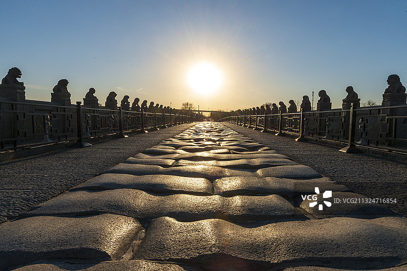 夕阳泼洒在卢沟桥上图片素材