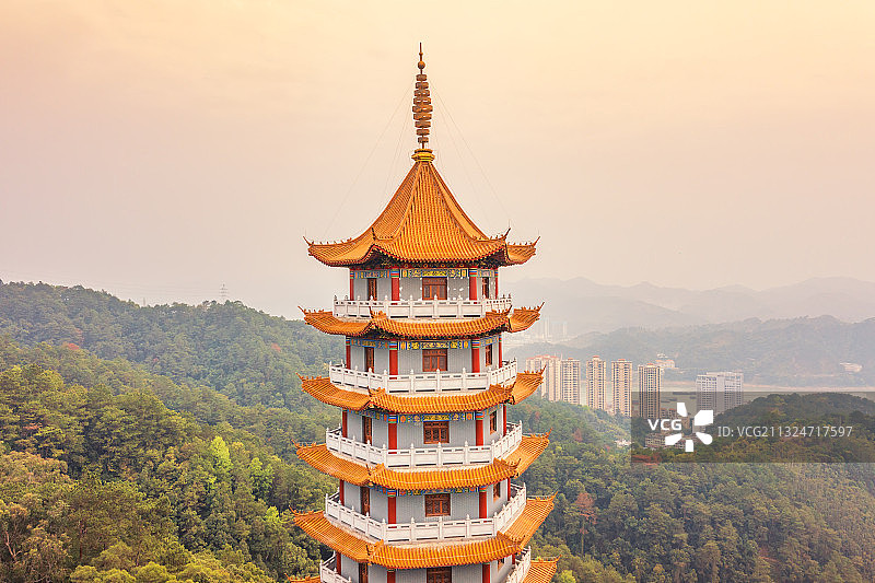 广西梧州市万秀区白云山景区四恩寺黄昏航拍图片素材