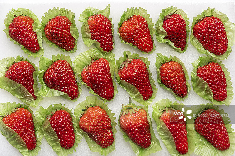排列有序的精品草莓图片素材