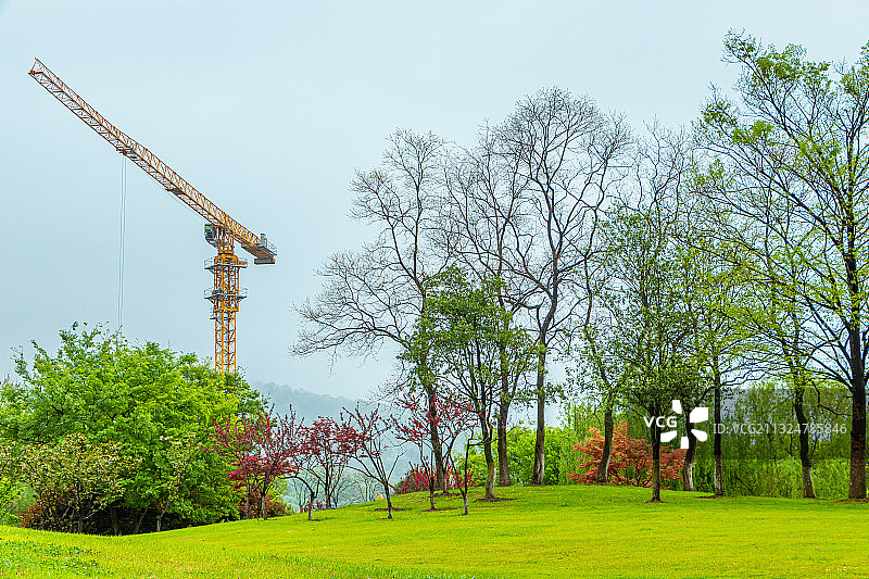 公园旁的建筑工地图片素材