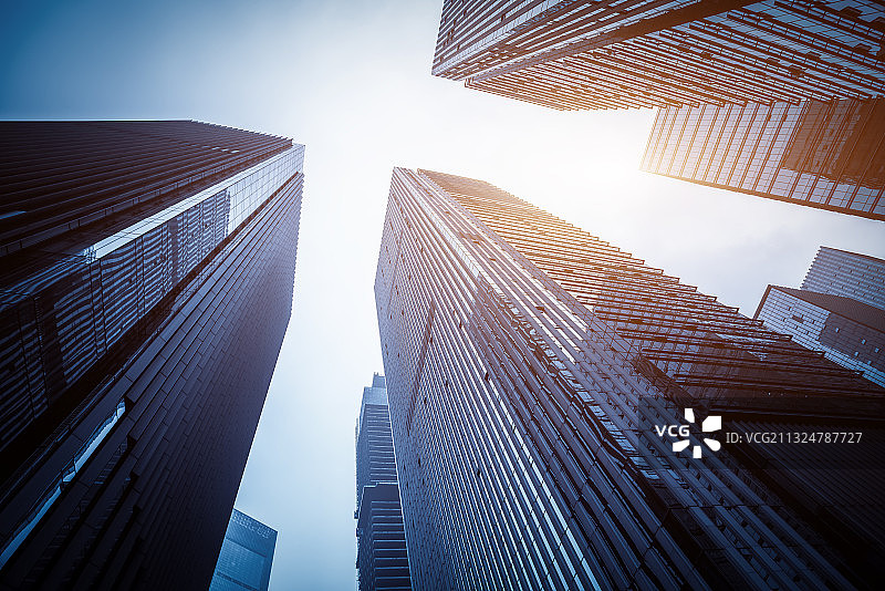 低视角拍城市摩天大楼外墙玻璃图片素材