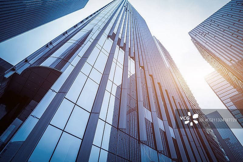 低视角拍城市摩天大楼外墙玻璃图片素材
