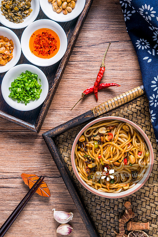 放在木桌上的一碗江西南昌美食南昌拌粉图片素材