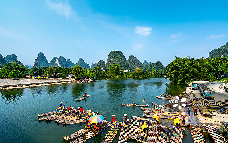 桂林阳朔码头竹筏漂流图片素材