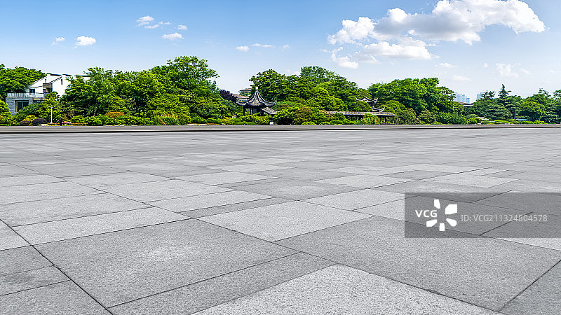 石砖地面和公园湖泊图片素材