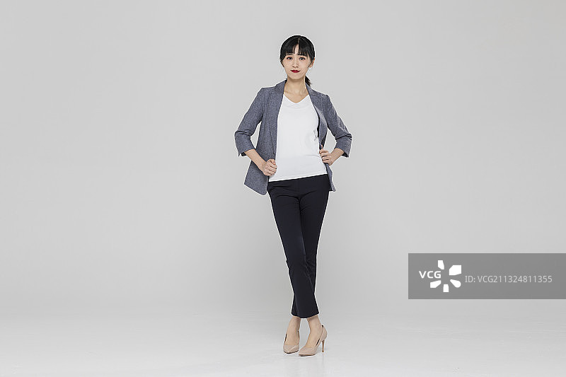 穿正装的都市白领女性图片素材