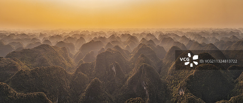 黄昏时分的喀斯特峰林图片素材