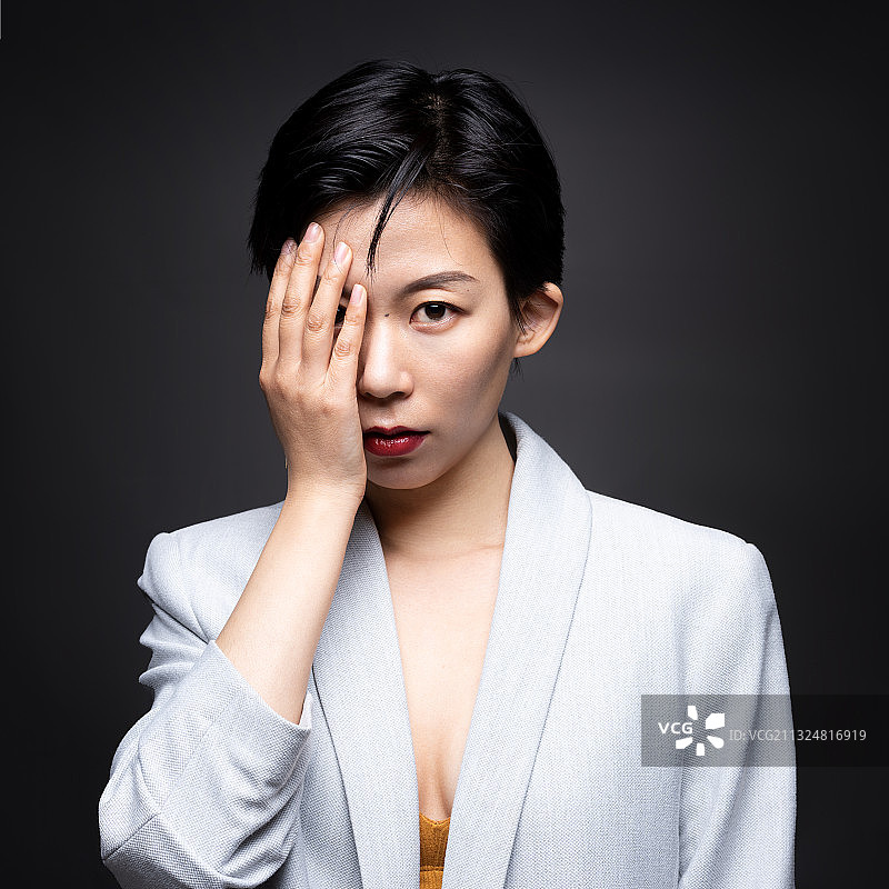 蒙住一只眼睛的短发女孩图片素材