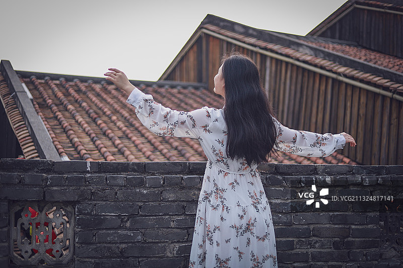 佛山著名景区南风古灶，一个女孩张开双手怀抱天空图片素材