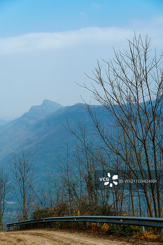 四川大邑雾山乡冬季乡道和远山图片素材