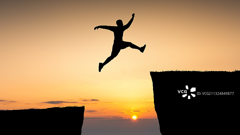 跨越悬崖图片素材