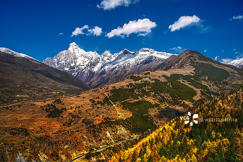 秋装下的四姑娘山图片素材