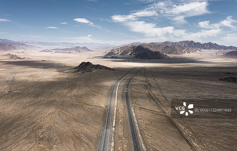 青海柴达木盆地柳格高速航拍图片素材