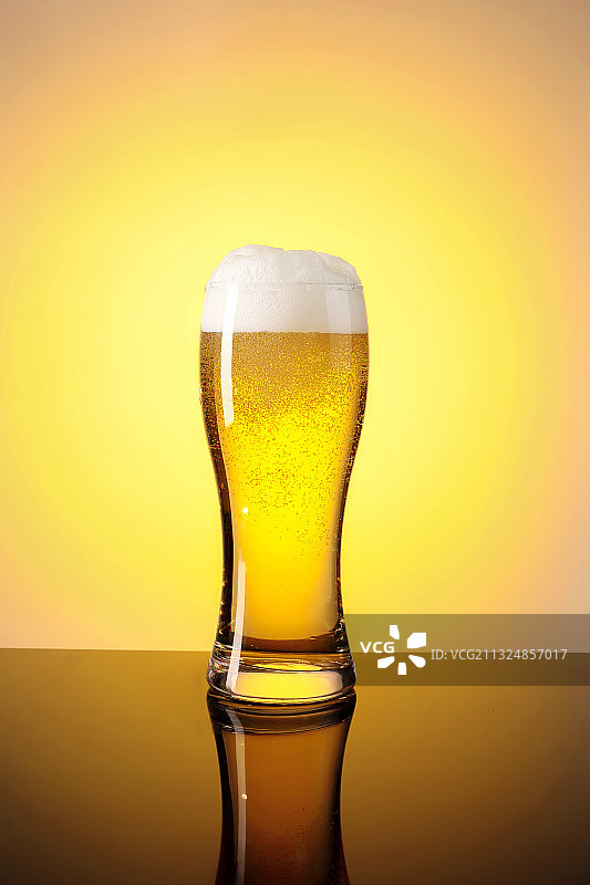 一杯寂寞的啤酒图片素材