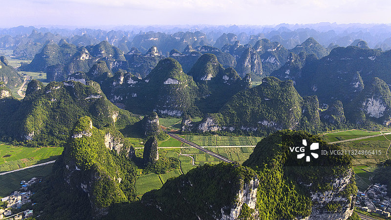 中国边境风光：自驾游热门地区广西崇左大新明仕田园喀斯特地貌图片素材