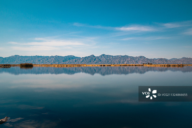 湖面倒影下的内蒙古呼和浩特大青山图片素材