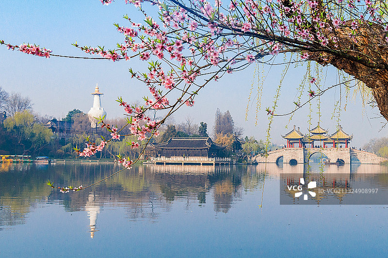 烟花三月下扬州，扬州瘦西湖风景区，五亭桥春色图片素材