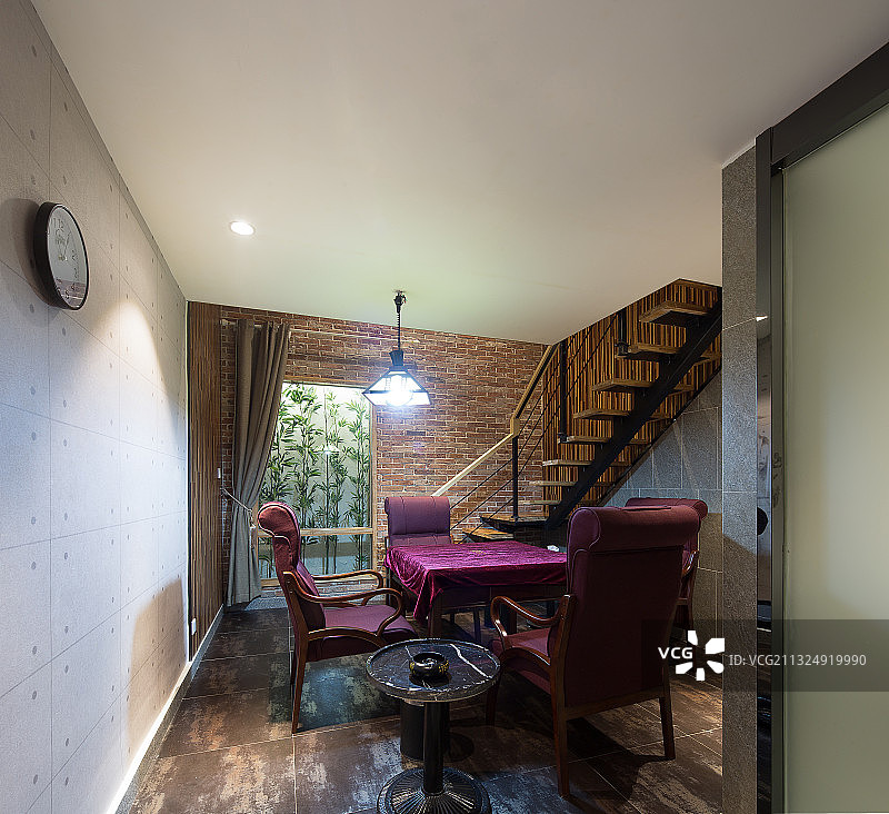 带麻将桌的棋牌室酒店房间图片素材