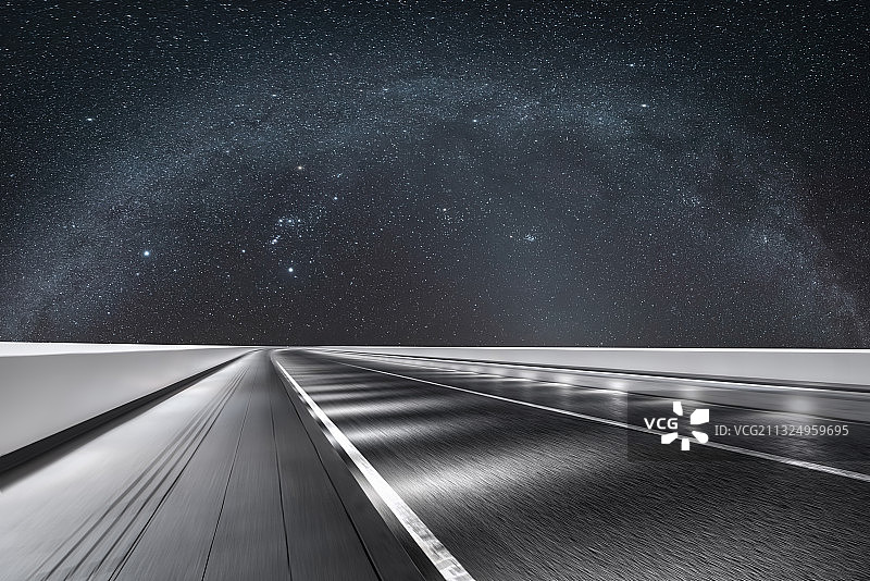 银河星空与公路路面图片素材