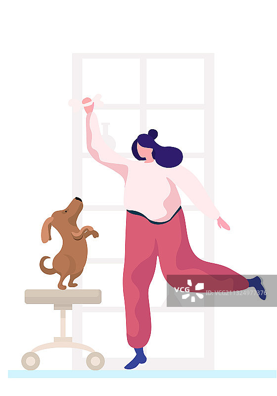 年轻女子在家训练宠物狗图片素材