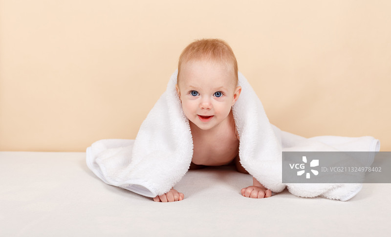 裹着毛巾的可爱男婴肖像图片素材