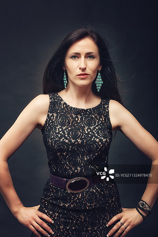 站在黑色背景前的漂亮女人肖像，立陶宛图片素材