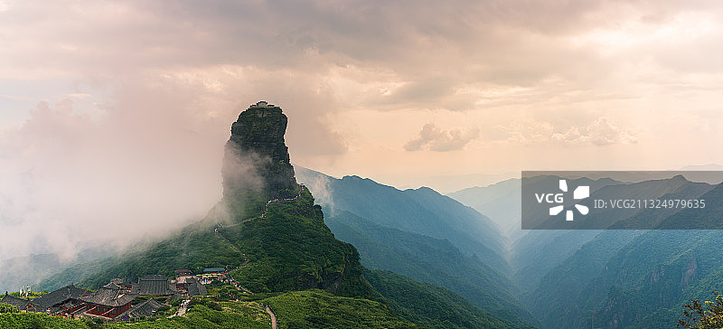 梵净山，令人惊叹的自然风景全景图。佛教发源地。图片素材