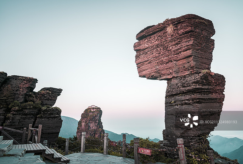 梵净山，中国热门旅行目的地，著名的山峰和寺庙。中国佛教圣地。图片素材